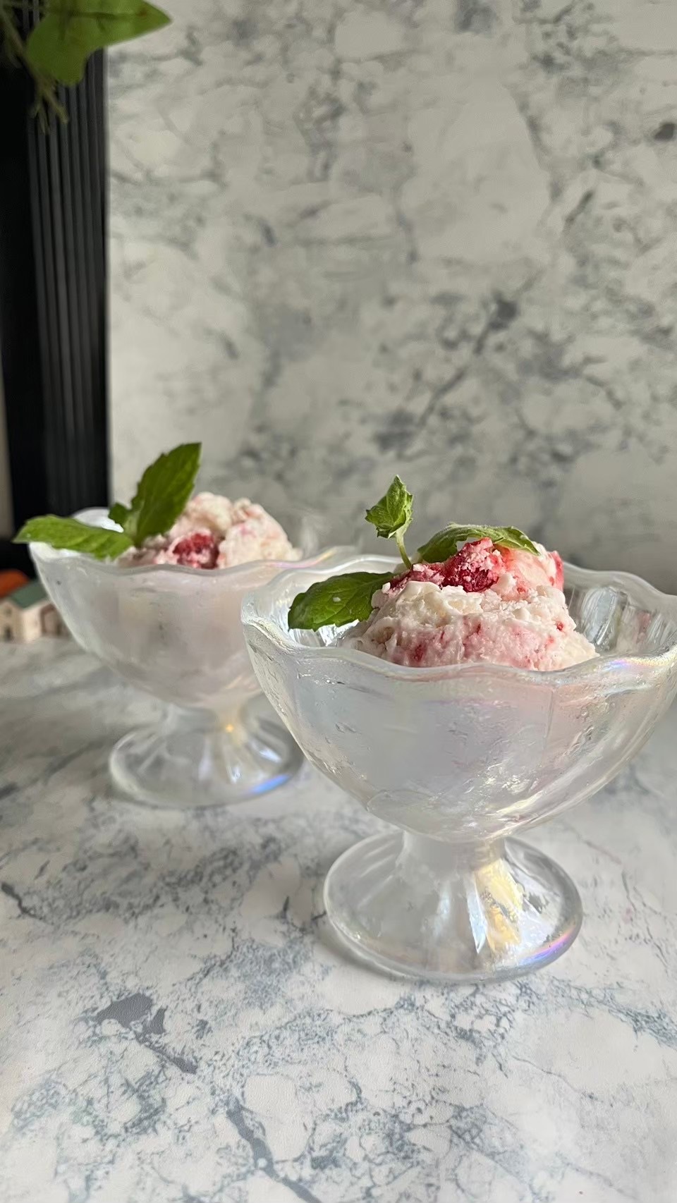 いちごのフローズンヨーグルトアイス